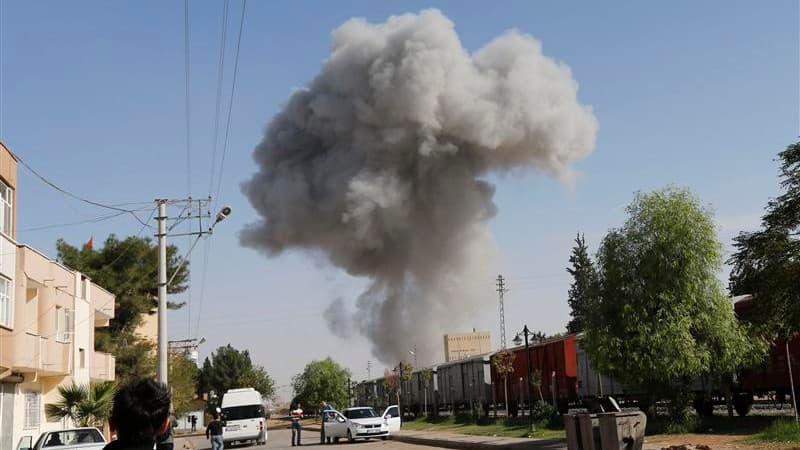 Bombardement à Ras al Aïn, observé depuis le village turc de Ceylanpinar. Les bombardements de l'armée syrienne se sont poursuivis lundi dans le secteur de Ras al Aïn, tenus par les rebelles, près de la frontière avec la Turquie. /Photo prise le 12 novemb