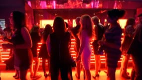 Des clients au bar de la discothèque parisienne le Queen, le 3 septembre 2015