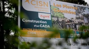 Panneau d'affichage promouvant la construction  d'un nouveau centre d'accueil pour demandeurs d'asile (Cada) à Saint-Brévin (Loire-Atlantique), le 29 avril 2023