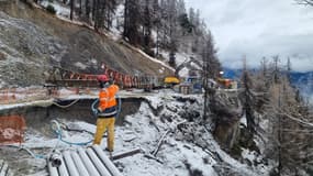 Le pont provisoire en cours d'installation sur la RD186 afin de permettre l'accès total à la station Risoul 1850 (Hautes-Alpes), le 13 décembre 2023.