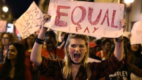 Une manifestation en faveur de l'égalité salariale à Miami le 8 mars 2017 - Joe Raedle-AFP
