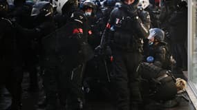 Des policiers procèdent à une interpellation, samedi 12 novembre 2020 à Paris