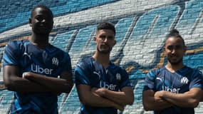 Dimitri Payet, Alvaro Gonzalez et Simon Ngapandouetnbu présentent le maillot extérieur de l'OM