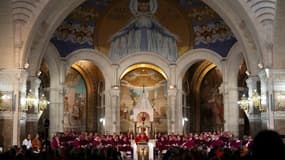 Messe présidée par Mgr Hlib Lonchyna, le représentant de l'Église gréco-catholique (de rite byzantin) pour la France, à la basilique de Lourdes, le 5 avril 2022. PHOTO D'ILLUSTRATION