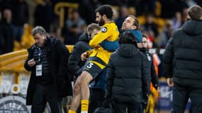 Rayan Aït-Nouri retenu par un membre du staff des Wolves au coup de sifflet final après une nouvelle défaite face à Ipswich Town en Premier League, le 14 décembre 2024.