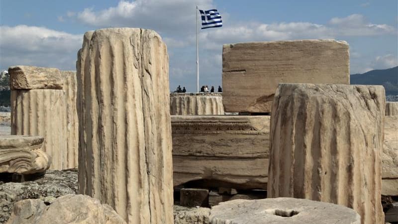 L'Acropole à Athènes. Des archéologues grecs ont lancé mercredi un appel aux amoureux de l'art pour protester contre les coupes budgétaires qui fragilisent le patrimoine architectural, artistique et culturel du pays. /Photo prise le 14 mars 2012/REUTERS/Y