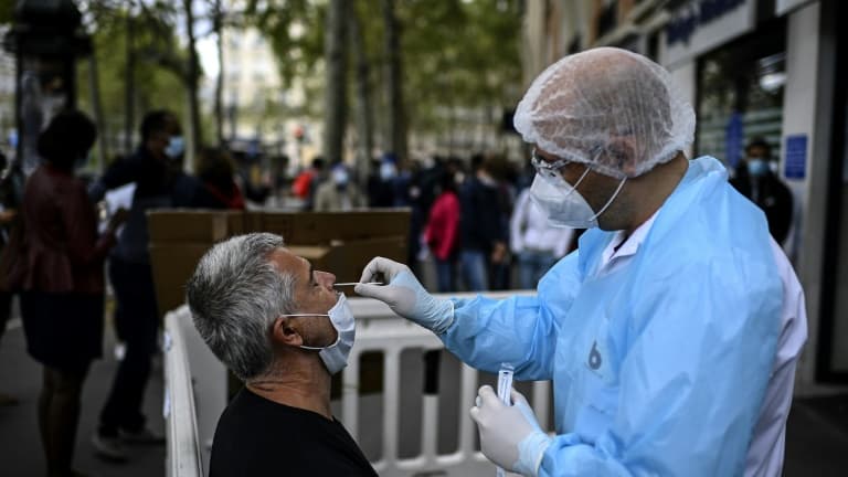 Test PCR pour dépister le Covid-19 devant un laboratoire d'analyses médicales, le 29 août 2020 à Paris