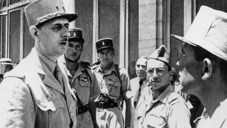 Photo diffusée par le Musée de l'Ordre de la Libération montrant le Général de Gaulle (g) et le lieutenant Hubert Germain (c) en juin 1943 pendant la campagne de Tunisie