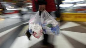 La Commission européenne annonce son intention de taxer, voire d'interdire les sacs plastiques pour lutter contre la pollution de l'environnement. /Photo d'archives/REUTERS/Jason Lee