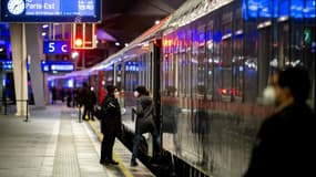 Des passagers embarquent à bord du train Nightjet Paris-Vienne, le 13 décembre 2021 à la gare centrale de Vienne