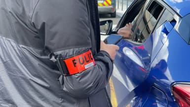 À l'aéroport d'Orly (Val-de-Marne), la police accentue les contrôles pour lutter contre les "faux taxis", comme le vendredi 3 mai dernier. 