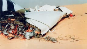 L'épave du vol français UTA ​​DC-10 772 gisant sur le sable du désert du Ténéré, le 22 septembre 1989, après que l'avion de passagers a explosé le 19 septembre 1989, tuant les 171 personnes à bord, à cause d'une bombe dans le réservoir à bagages de l'avion.