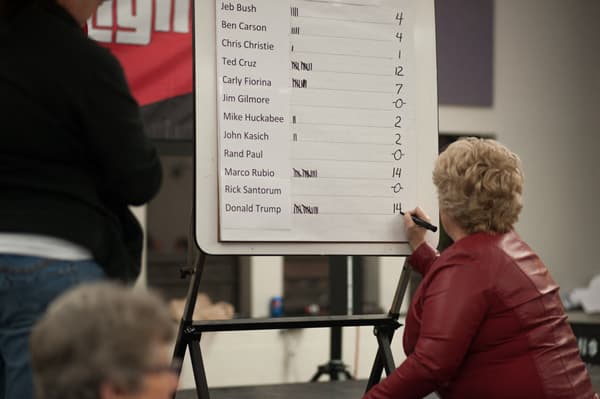 Une femme compte les voix lors d'un caucus républicain dans l'Iowa, le 1er février 2016