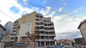 L'immeuble est situé à l’angle du boulevard Eugène-Réguillon et de la rue Chevreul à Villeurbanne.