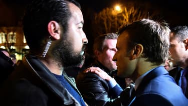 Alexandre Benalla auprès d'Emmanuel Macron pendant la campagne présidentielle, le 28 février 2017 à Angers.