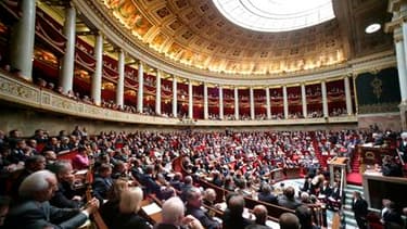 Les députés socialistes devraient, sauf coup de théâtre, joindre leurs voix à celles de l'UMP pour voter le volet français du plan d'aide à la Grèce, même si la gauche aurait préféré des taux moins élevés. /Photo d'archives/REUTERS/Charles Platiau