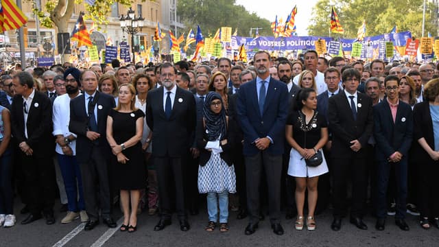 Felipe VI et Mariano Rajoy lors de la manifestation contre le terrorisme, à Barcelone.