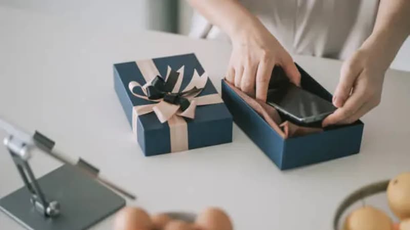 "Une catastrophe pour les apprentissages": faut-il offrir un smartphone à son enfant pour Noël ?