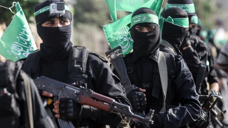 Des membres de la branche armée du Hamas marchent dans les rues de Gaza le 20 juillet 2017