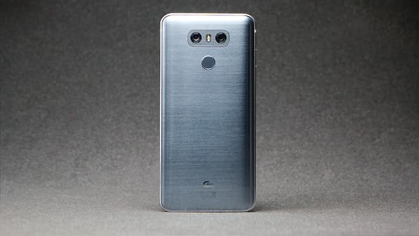 L'arrière du LG G6 est tout en métal. 