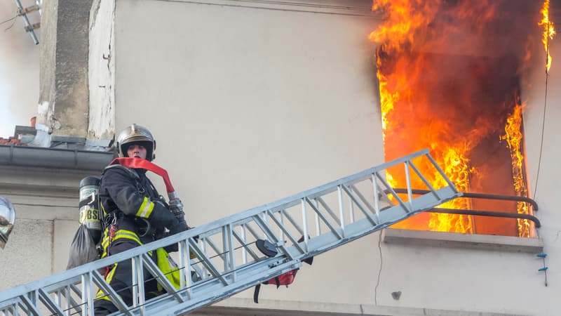 Pompiers en intervention sur un incendie. (illustration)