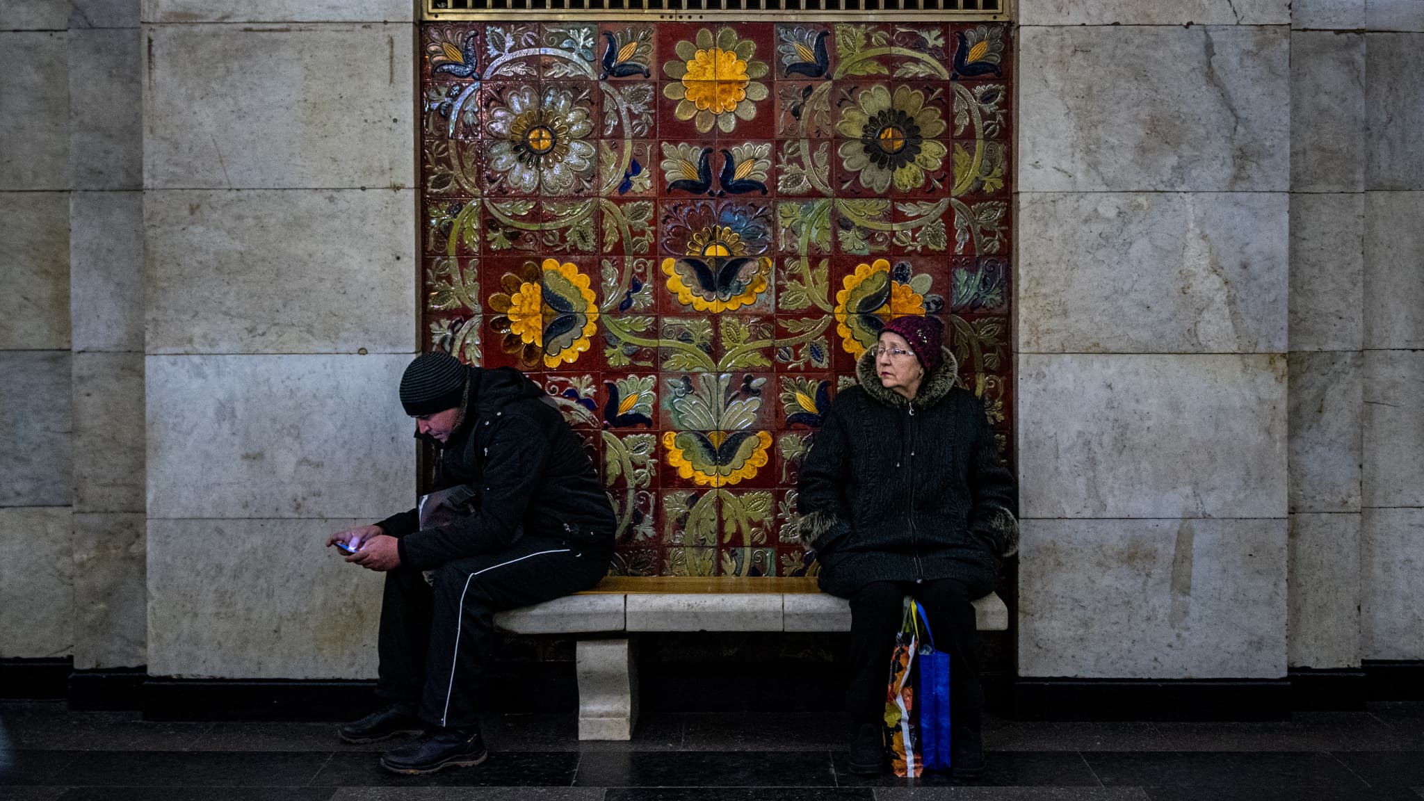 Des habitants réfugiés dans le métro de Kiev lors de frappes russes, en Ukraine, le 9 mars 2023 Des habitants réfugiés dans le métro de Kiev lors de frappes russes, en Ukraine, le 9 mars 2023