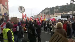 Syndicats et "citoyens ordinaires" rassemblés devant la permanence d'Eric Ciotti le 19 mars 2023.