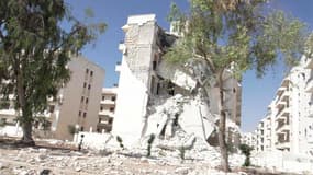 Dans une rue d'Alep, le 23 septembre dernier. Les incendies qui ont dévasté samedi les souks couverts de la capitale économique syrienne s'étendaint lundi à d'autres quartiers du centre historique de la ville, selon des opposants au régime de Bachar al As