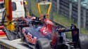 La Toro Rosso du pilote suisse a dû être tractée hors de la piste après la perte de ses roues avant. Un incident rarissime en F1.