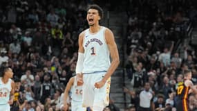 Victor Wembanyama célèbre une action avec les Spurs contre les Hawks en NBA, le 19 décembre 2024