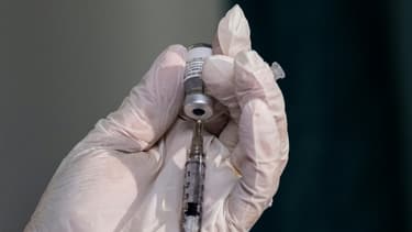 Une infirmière prépare une dose de vaccin Pfizer-BioNTech contre le Covid-19 dans un établissement de San Juan, Porto Rico, le 15 décembre 2020 (Photo d'illustration)