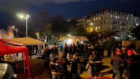 Des pompiers du Rhône en grève campent devant le siège de la métropole de Lyon.