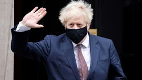 Le Premier ministre britannique Boris Johnson quitte le 10 Downing Street à Londres le 26 novembre 2020 à l'issue d'une période d'isolation
