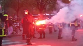 Manifestation des pompiers à Paris: ambiance très tendue place de la Nation
