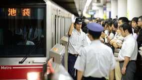 Attaque à l'acide dans le métro de Tokyo: deux blessés, un suspect recherché