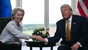 Donald Trump et Ursula Von der Leyen se serrent la main après avoir conclu un accord sur les droits de douane, à l'issue de leur rencontre, à Turnberry, au sud-ouest de l'Écosse, le 27 juillet 2025.