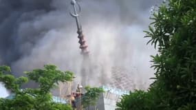 Indonésie: le dôme géant d'une mosquée s'effondre en plein Jakarta à cause d'un incendie
