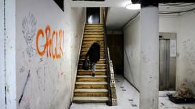 L'escalier d'un immeuble de Clichy-sous-Bois, en Seine-Saint-Denis, le 9 février 2022