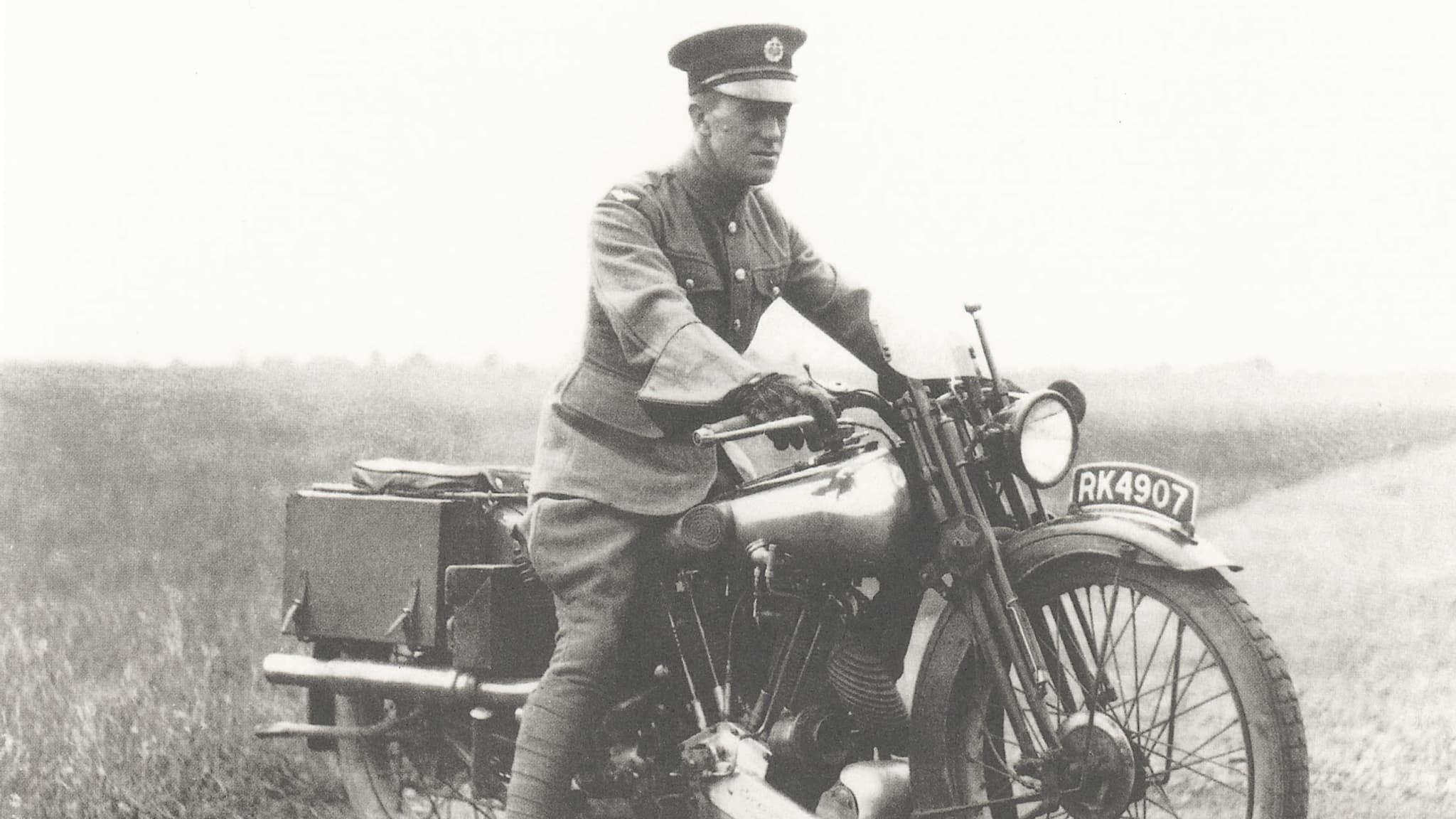 Lawrence d’Arabie sur une moto Brough Superior. Lawrence d’Arabie sur une moto Brough Superior.