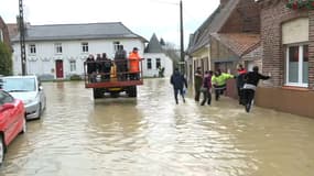 Des habitants évacués à Esquelbecq.