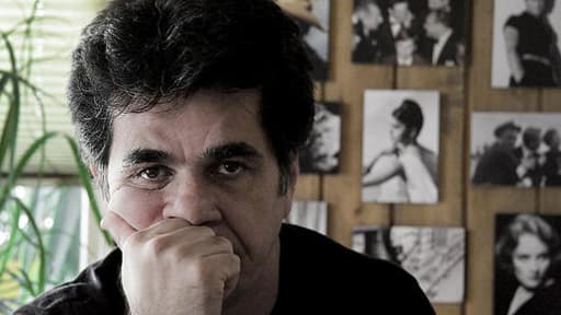 Le réalisateur Jafar Panahi est assigné à résidence et interdit de tournage pour 20 ans.