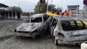 Des voitures brûlées à Moirans, au cours des émeutes. 