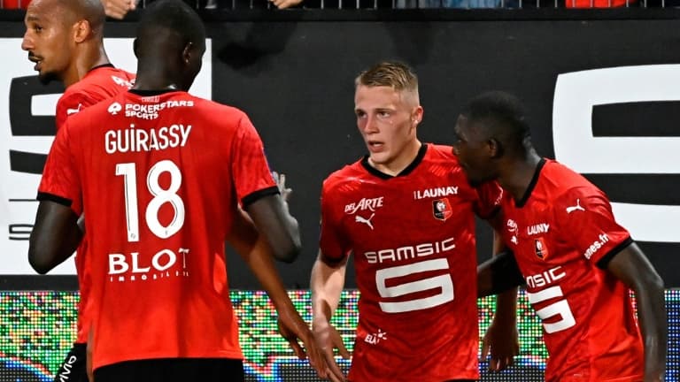 Le défenseur rennais Adrien Tuffert (c), félicité par ses coéquipiers, après son but marqué lors du match de L1 à domicile contre Monaco, le 19 septembre 2020 au Roazhon Park stadium Le défenseur rennais Adrien Tuffert (c), félicité par ses coéquipiers, après son but marqué lors du match de L1 à domicile contre Monaco, le 19 septembre 2020 au Roazhon Park stadium