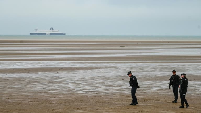 Des gendarmes patrouillent le 31 janvier 2020 à Oye-Plage, près de Calais (illustration).