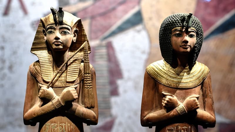Des sculptures à l'exposition Toutankhamon, à Paris.