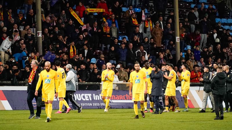 https://images.bfmtv.com/NpfvvFj3SjQCp4qDyHhbDumLMLo=/0x106:2048x1258/800x0/images/Des-joueurs-de-l-AS-Saint-Priest-apres-leur-defaite-en-Coupe-de-France-contre-Valenciennes-le-7-fevrier-2024-2051609.jpg