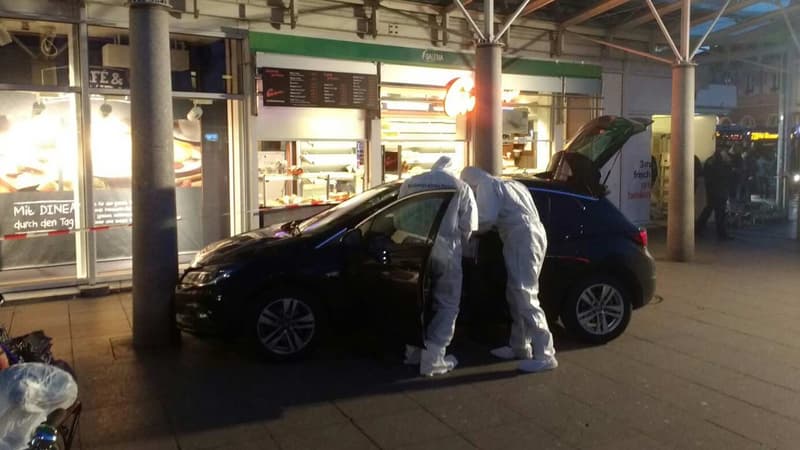 La voiture immobilisée dans le centre ville d'Heidelberg, en Allemagne