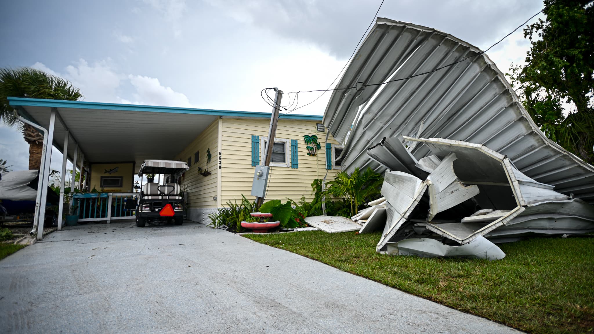 De la tôle endommagée par le passage de l'ouragan Idalia, à Hudson, en Floride, aux États-Unis, le 30 août 2023 De la tôle endommagée par le passage de l'ouragan Idalia, à Hudson, en Floride, aux États-Unis, le 30 août 2023