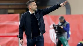 L'entraîneur lillois Jocelyn Gourvennec replace ses joueurs opposés à Monaco en championnat àau stade Louis II, le 19 novembre 2021