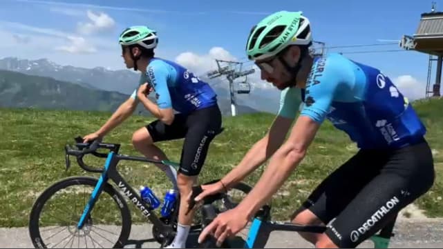 Aurélien Paret-Peintre et Clément Berthet, coureurs Decathlon-AG2R La Mondiale, sur la reconnaissance du col de la Loze, juin 2025